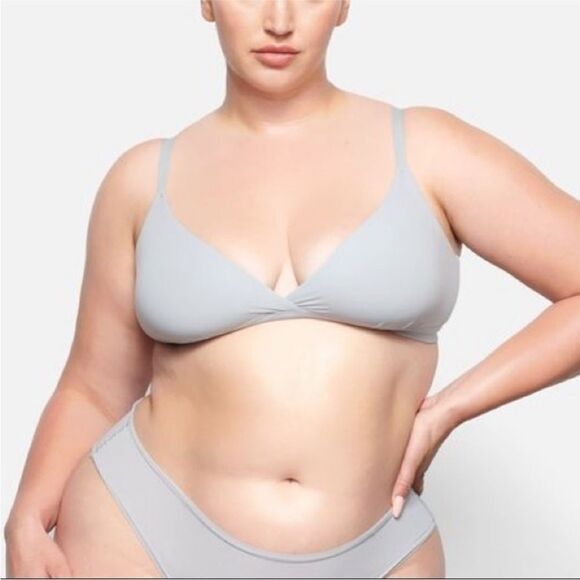 Skims Fits Everybody Crossover Triangle Bralette Light Gray NWT XXS - Picture 7 of 7